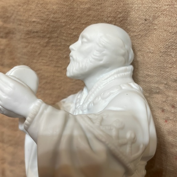 Avon Nativity Collectibles The Magi  Porcelain Figurine. Excellent Condition. - Picture 8 of 13
